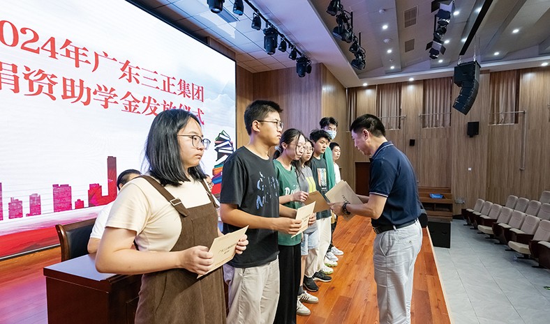 8月27日上午，我集團2024年捐資助學金發放儀式在橋頭鎮中心小學舉行，董事長助理莫永康代表我集團向21名受助學生發放了助學金。