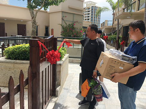 業(yè)主開啟幸福的大門2.jpg 業(yè)主開啟幸福的大門2.jpg